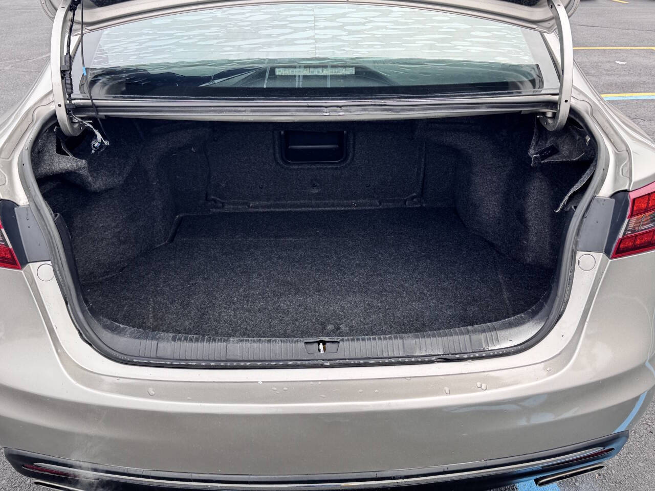 Vehicle image 28 of 32