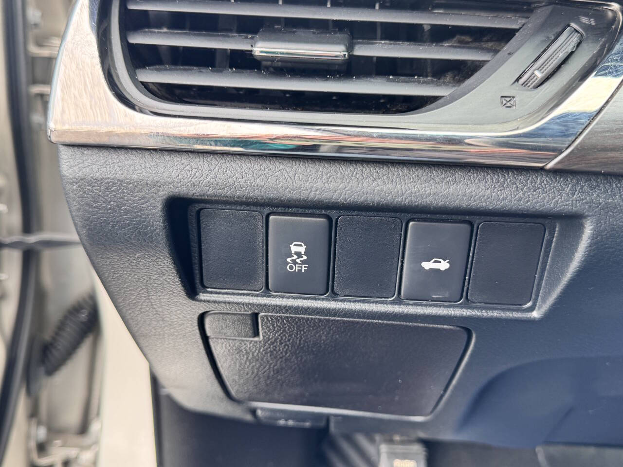 Vehicle image 23 of 32