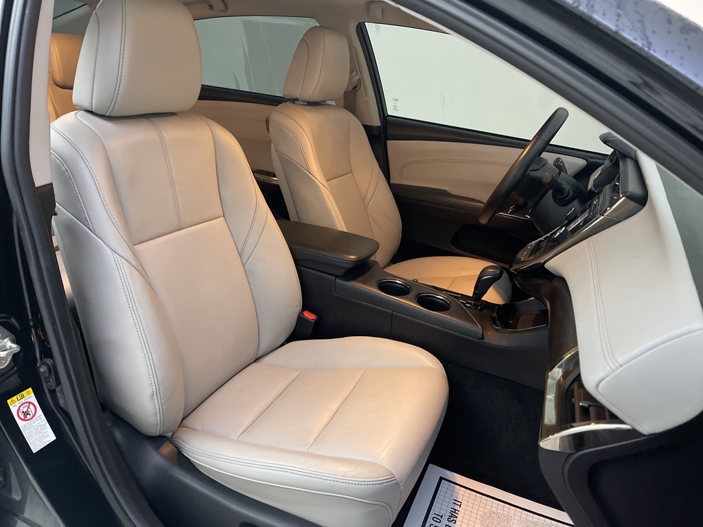 Vehicle image 33 of 59