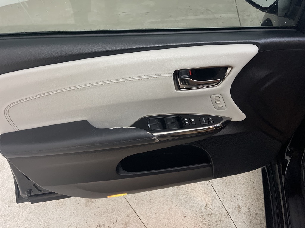 Vehicle image 19 of 59