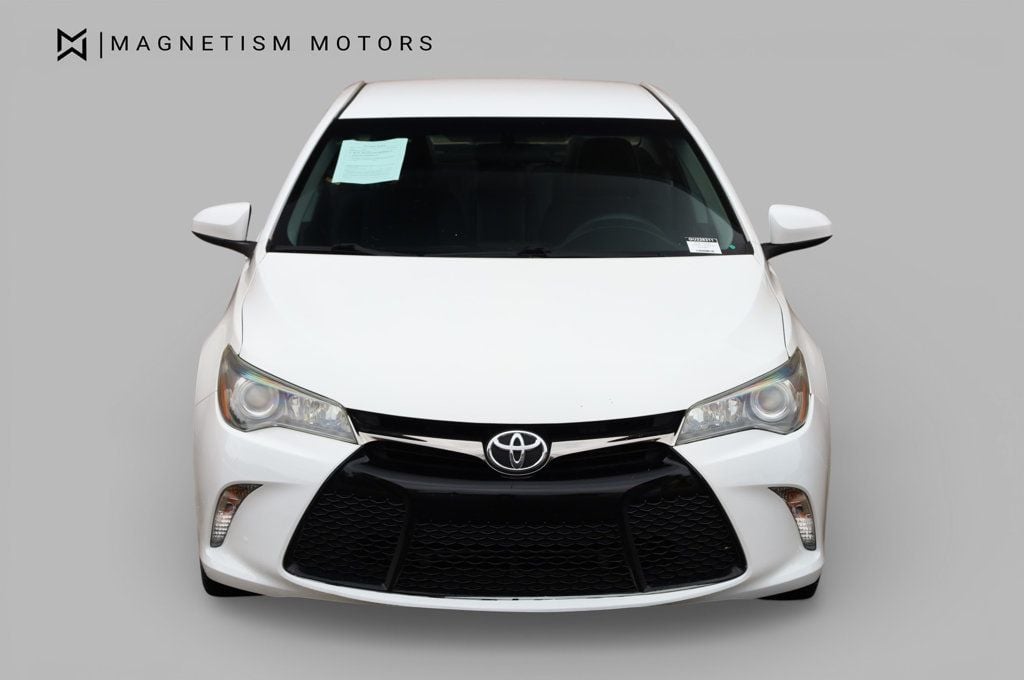 2016 Toyota Camry SE Image 3 of 44