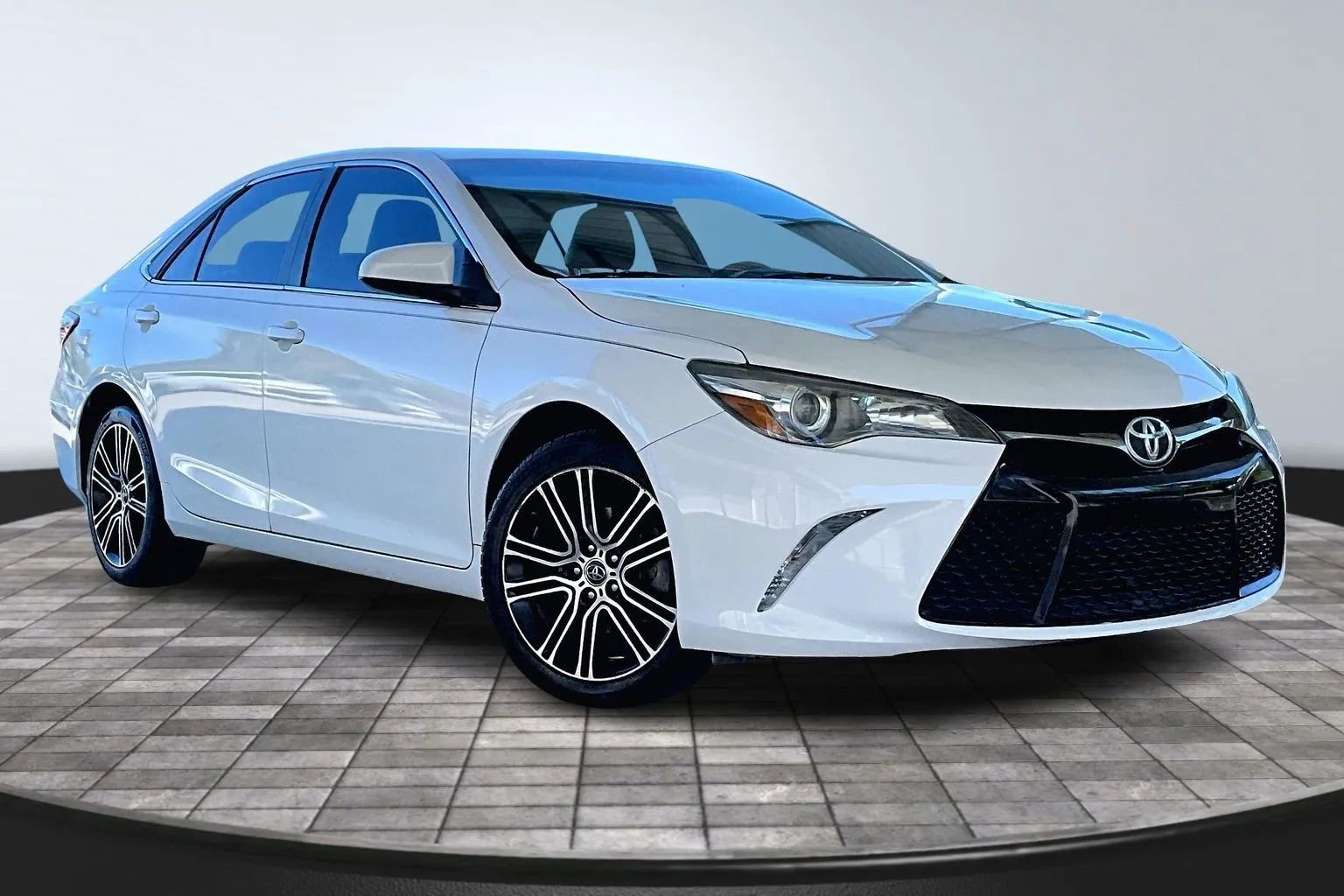 2016 Toyota Camry Image 3 of 30