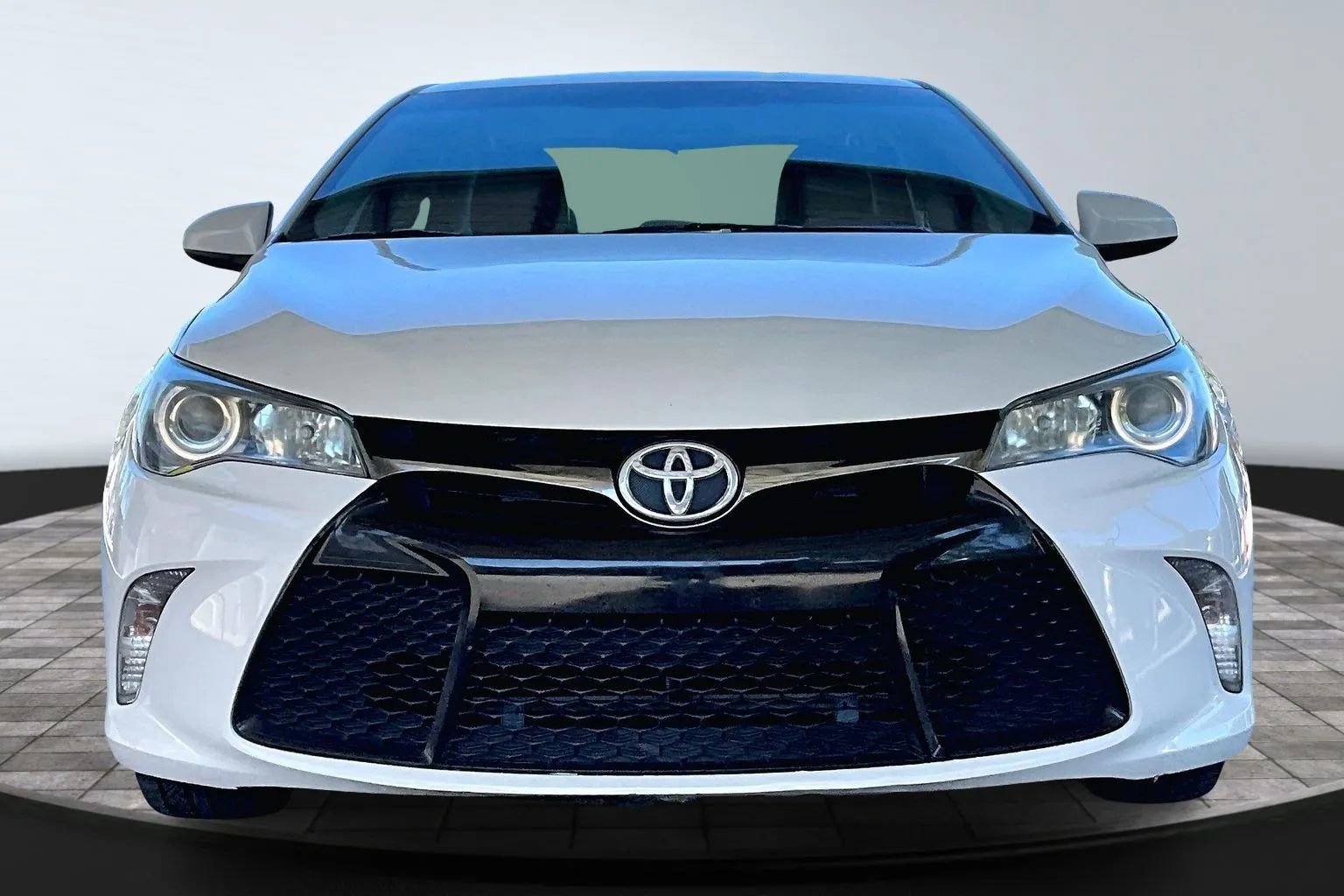 2016 Toyota Camry Image 2 of 30