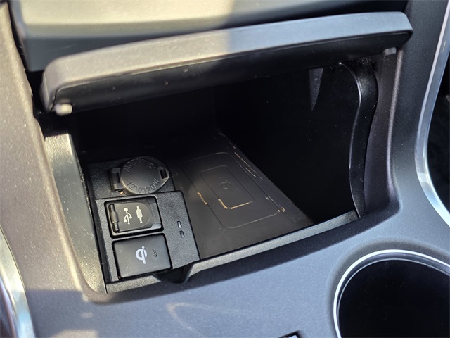 Vehicle image 33 of 43