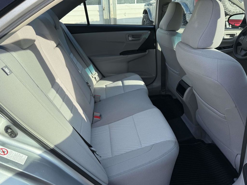 2016 Toyota Camry LE Image 9 of 29