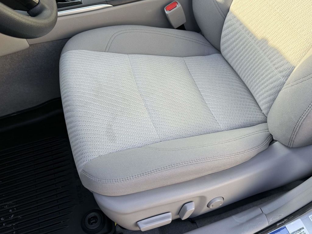 2016 Toyota Camry LE Image 14 of 29