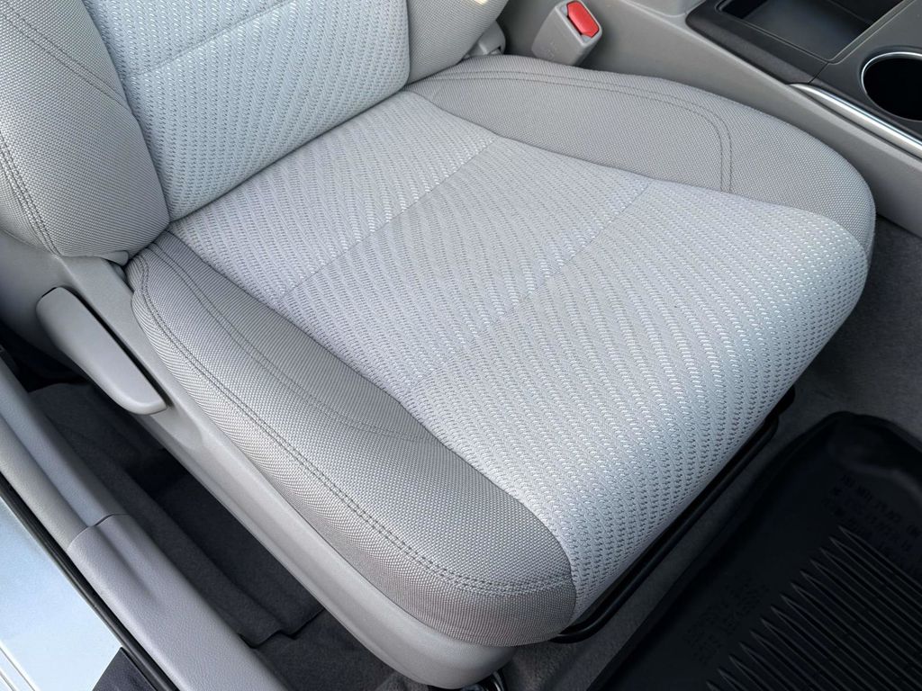 2016 Toyota Camry LE Image 12 of 29