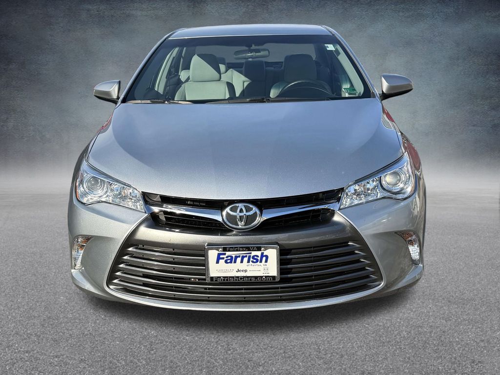 2016 Toyota Camry LE Image 2 of 29