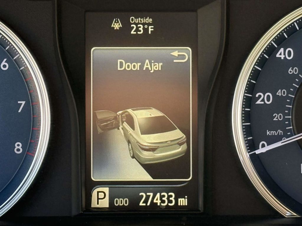 2016 Toyota Camry LE Image 17 of 29