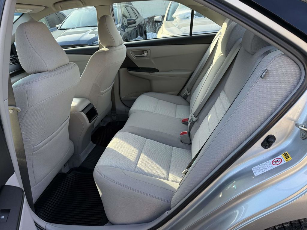 2016 Toyota Camry LE Image 11 of 29
