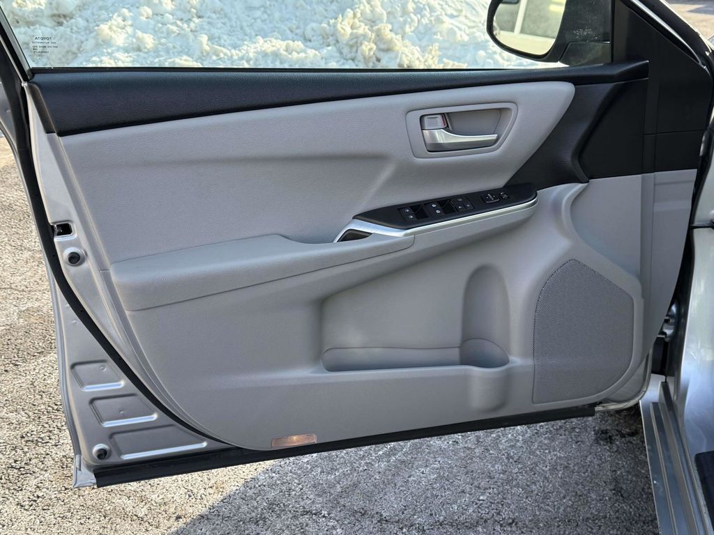 2016 Toyota Camry LE Image 21 of 29