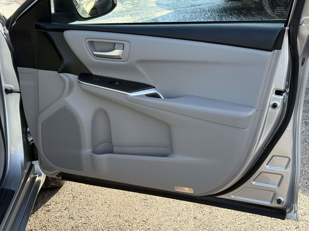 2016 Toyota Camry LE Image 22 of 29