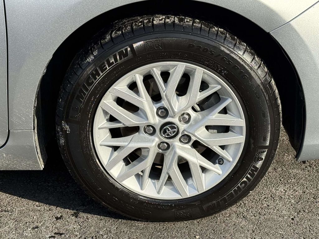 2016 Toyota Camry LE Image 7 of 29