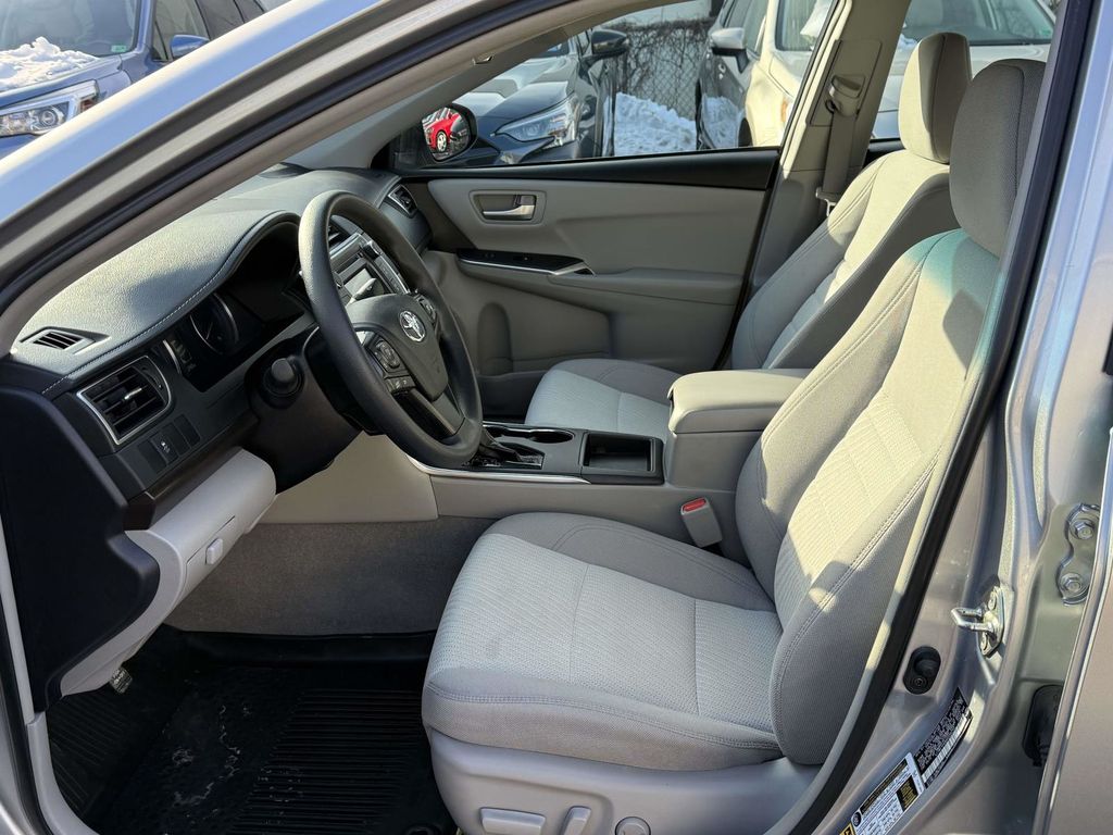 2016 Toyota Camry LE Image 13 of 29