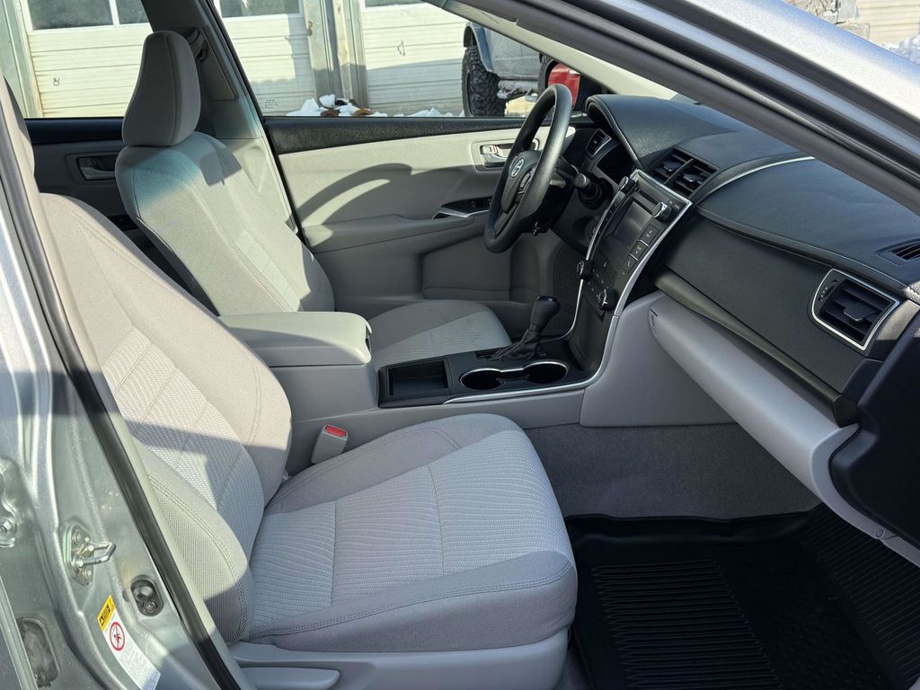 2016 Toyota Camry LE Image 10 of 29