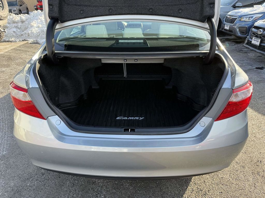 2016 Toyota Camry LE Image 8 of 29