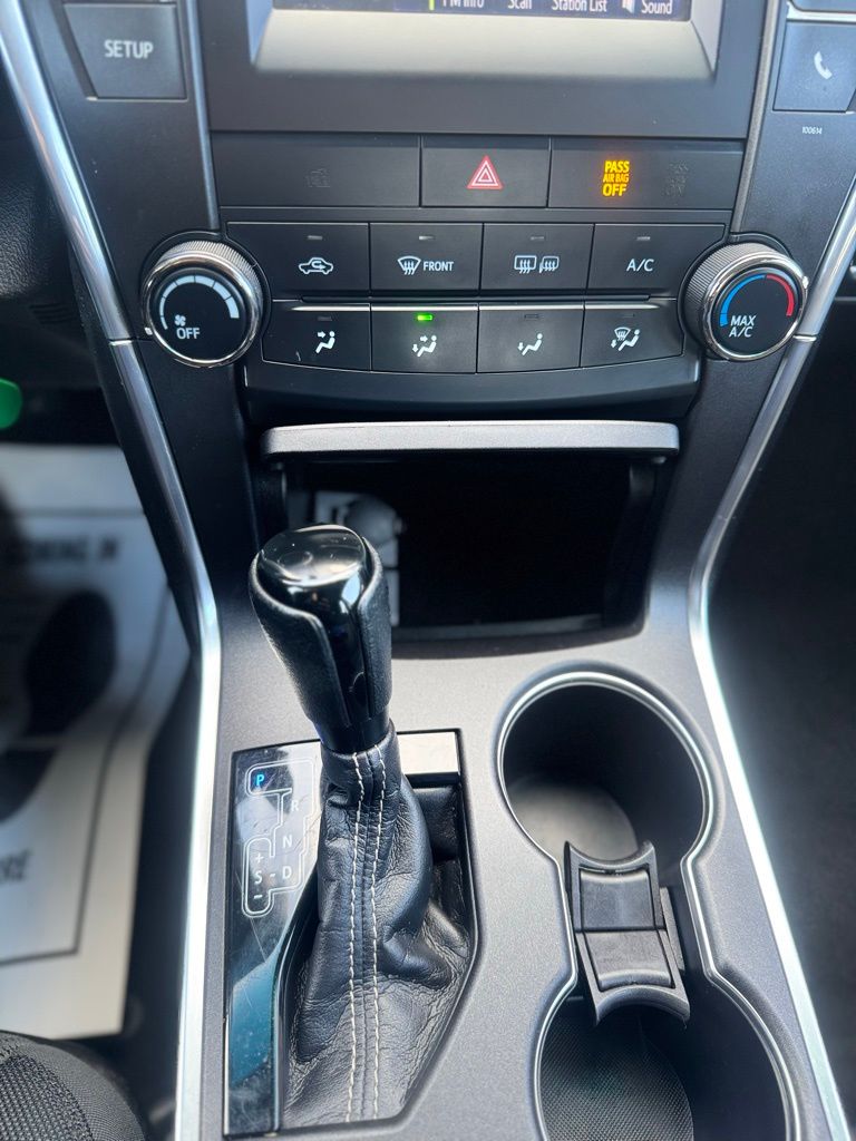 2016 Toyota Camry LE Image 16 of 19