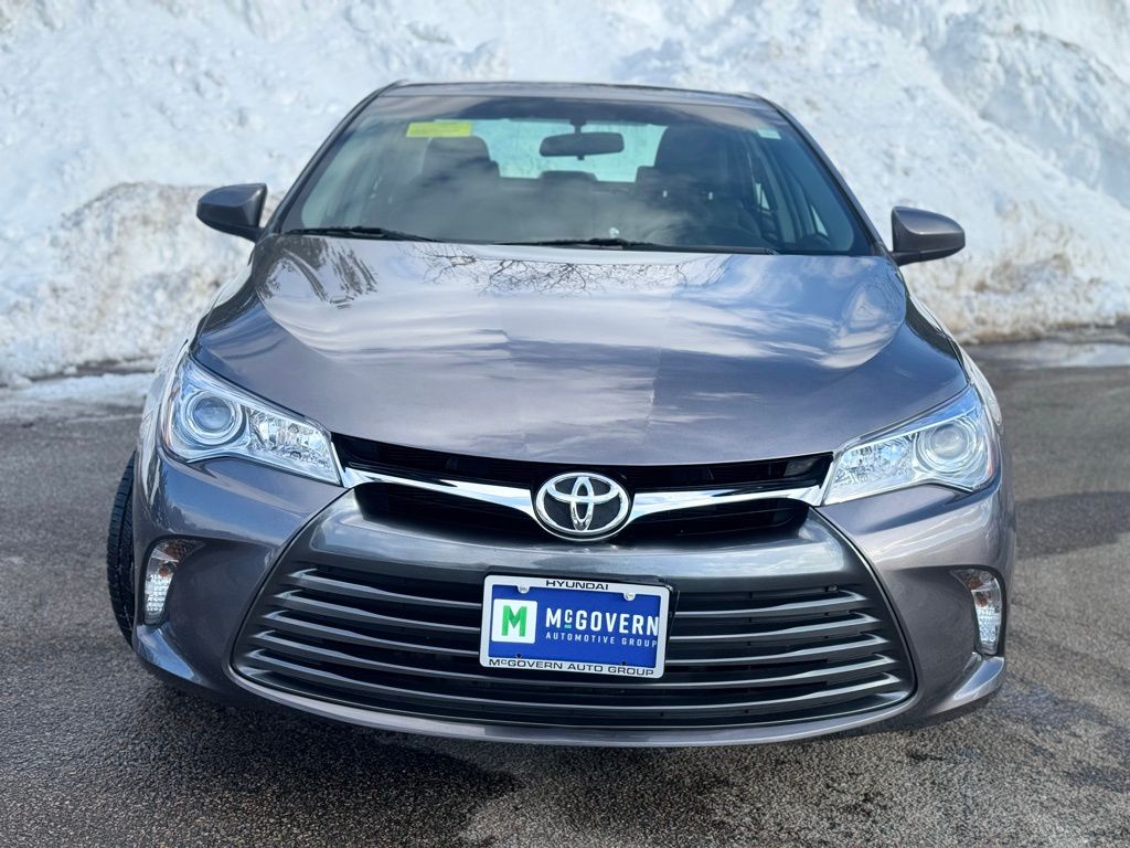 2016 Toyota Camry LE Image 2 of 19