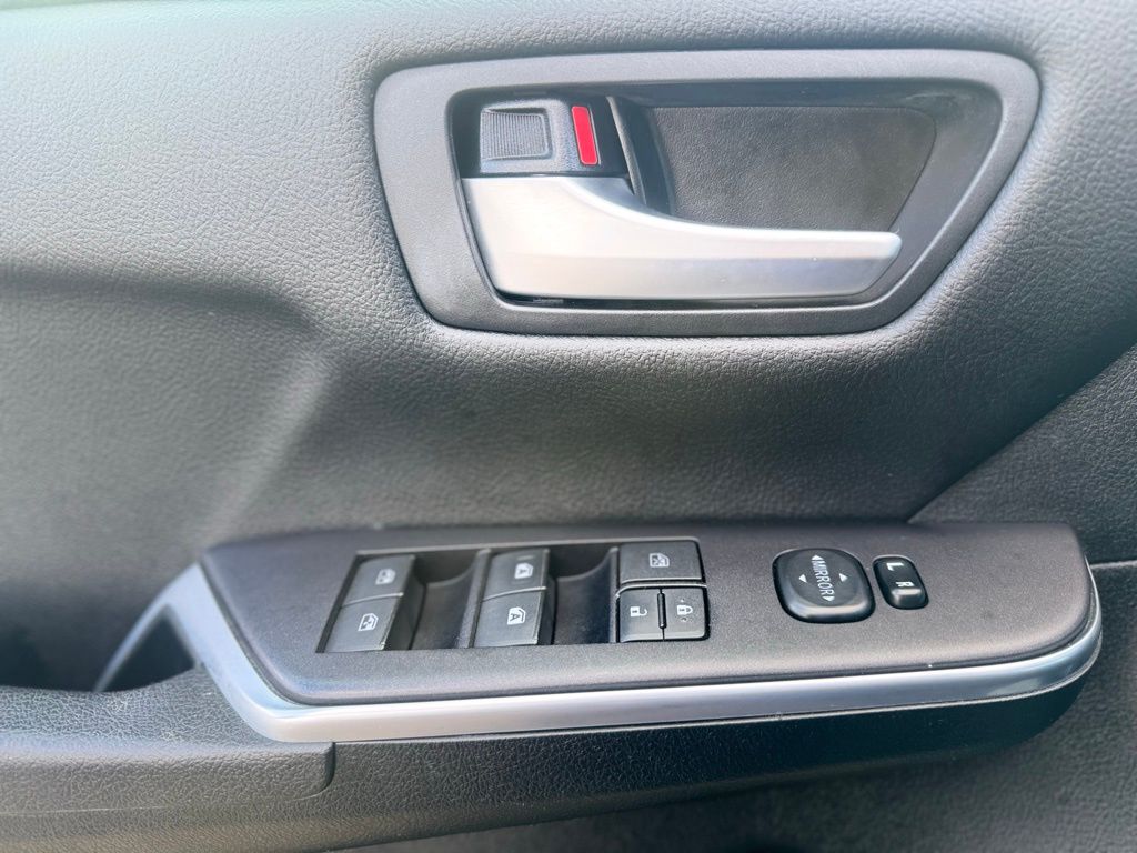 2016 Toyota Camry LE Image 17 of 19