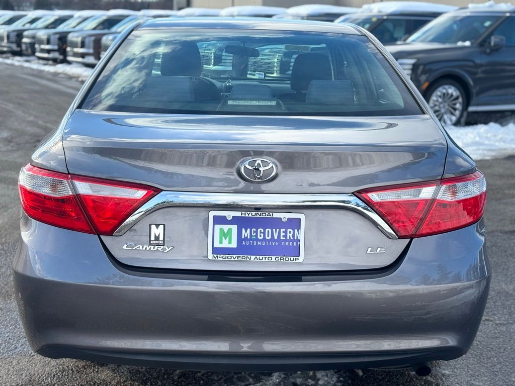 2016 Toyota Camry LE Image 5 of 19
