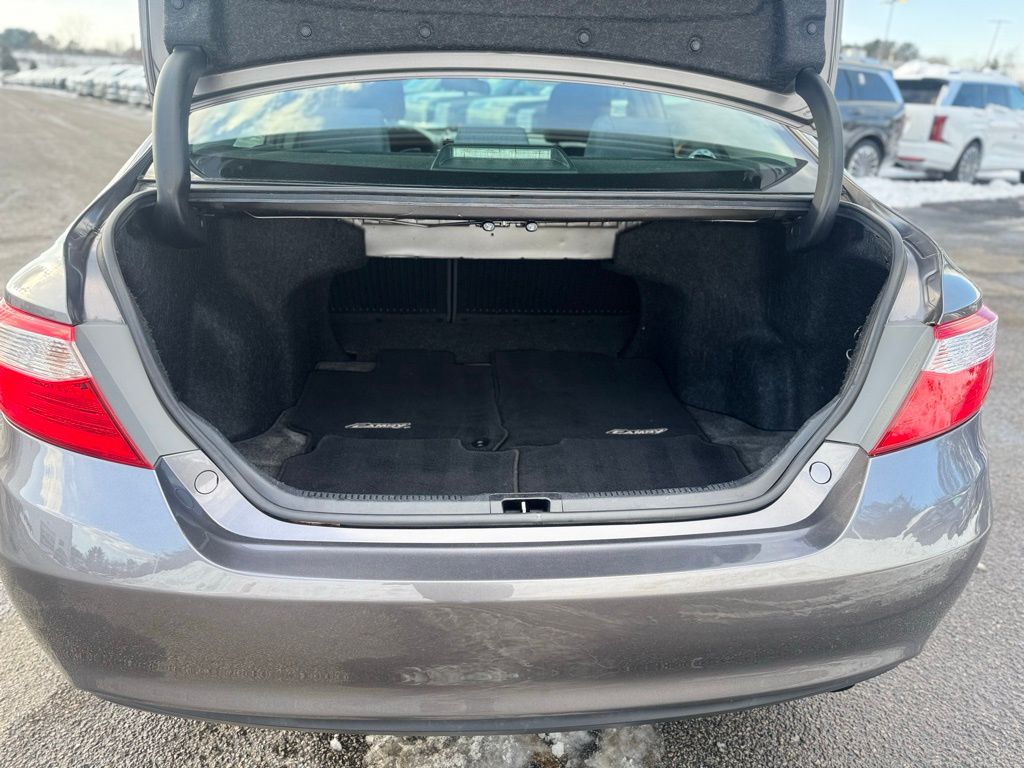 2016 Toyota Camry LE Image 9 of 19