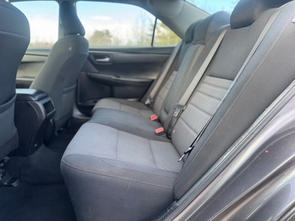 2016 Toyota Camry LE Image 10 of 19