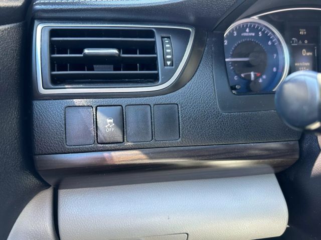 Vehicle image 21 of 25