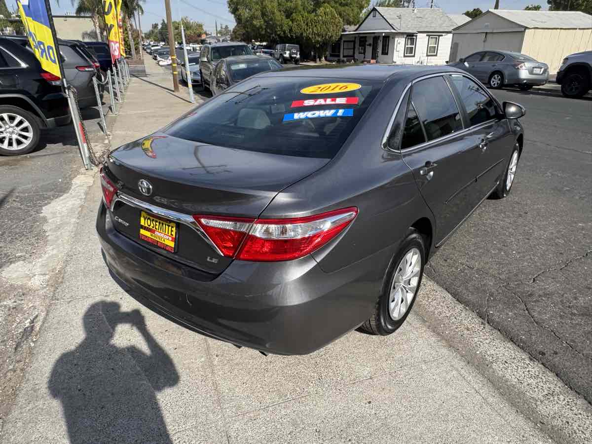 2016 Toyota Camry SE Image 6 of 14