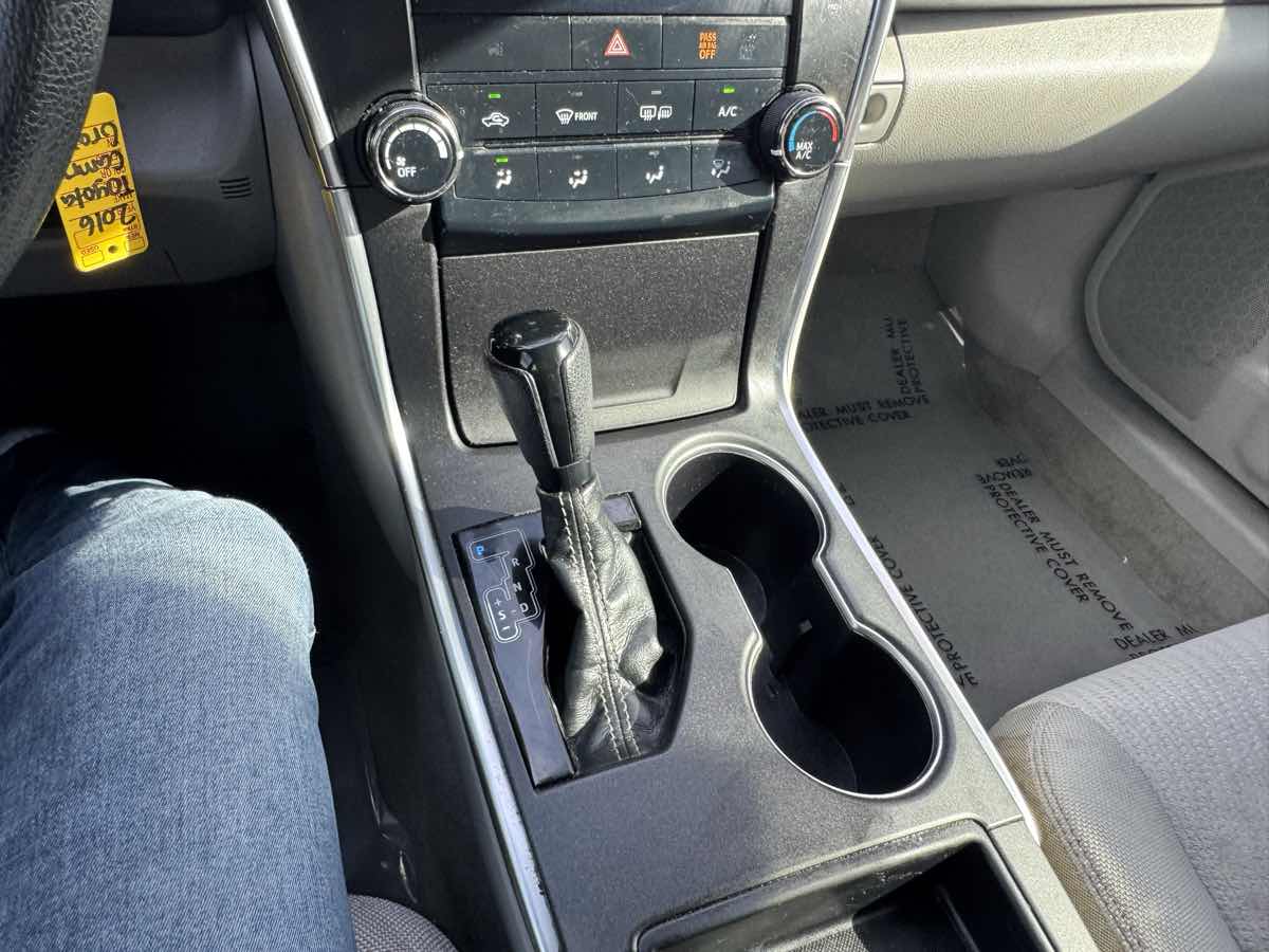 2016 Toyota Camry SE Image 11 of 14