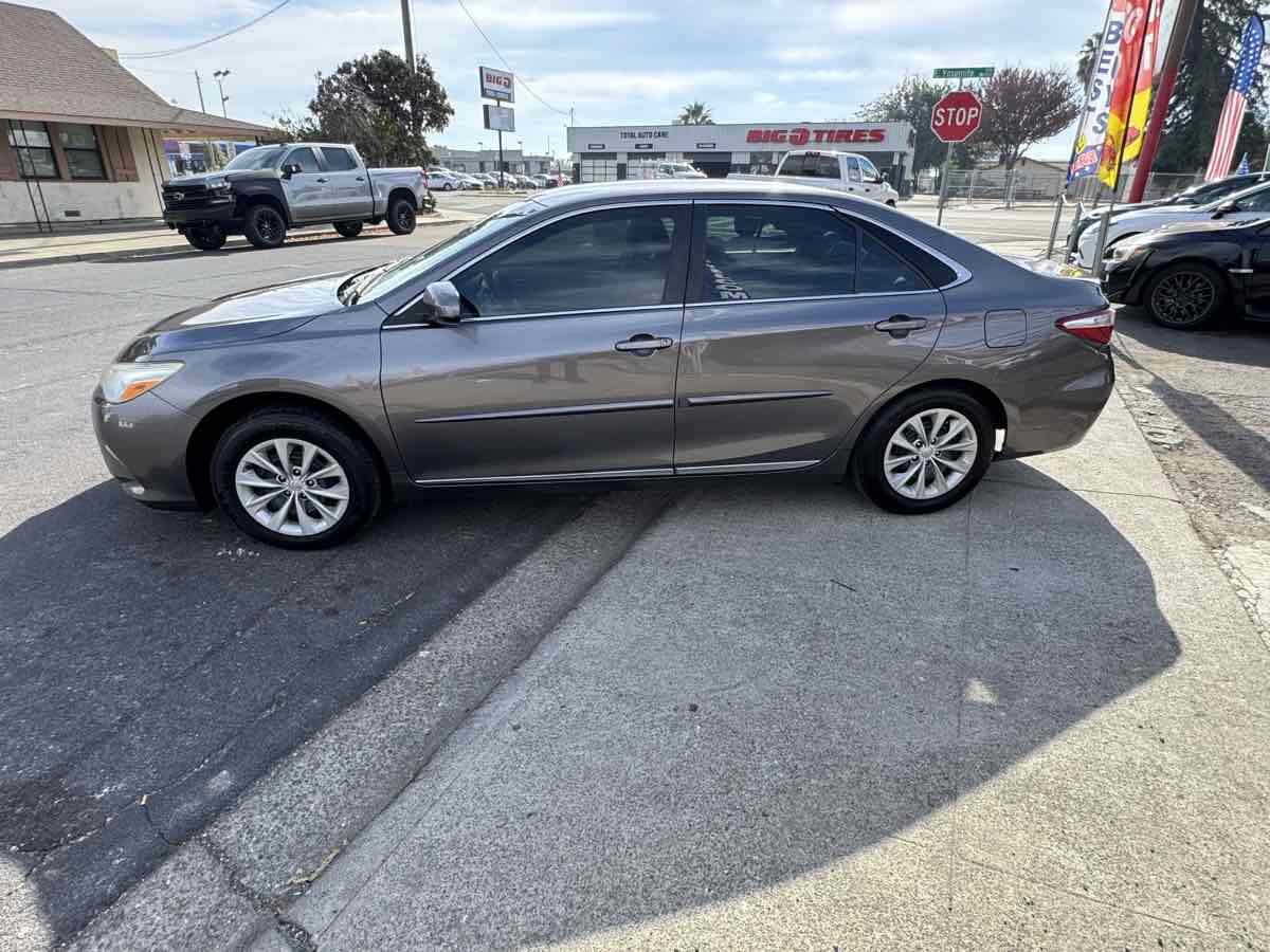 2016 Toyota Camry SE Image 2 of 14