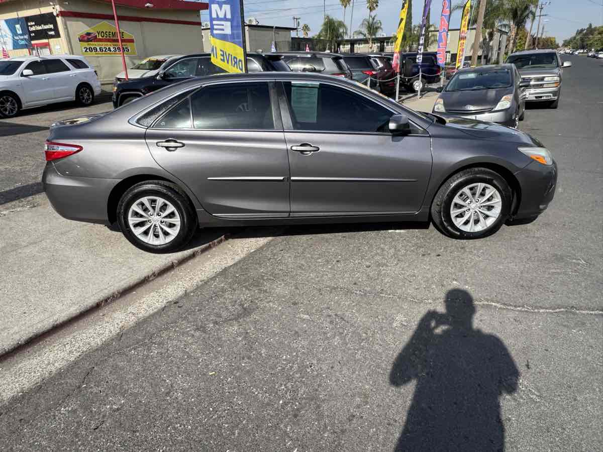 2016 Toyota Camry SE Image 5 of 14