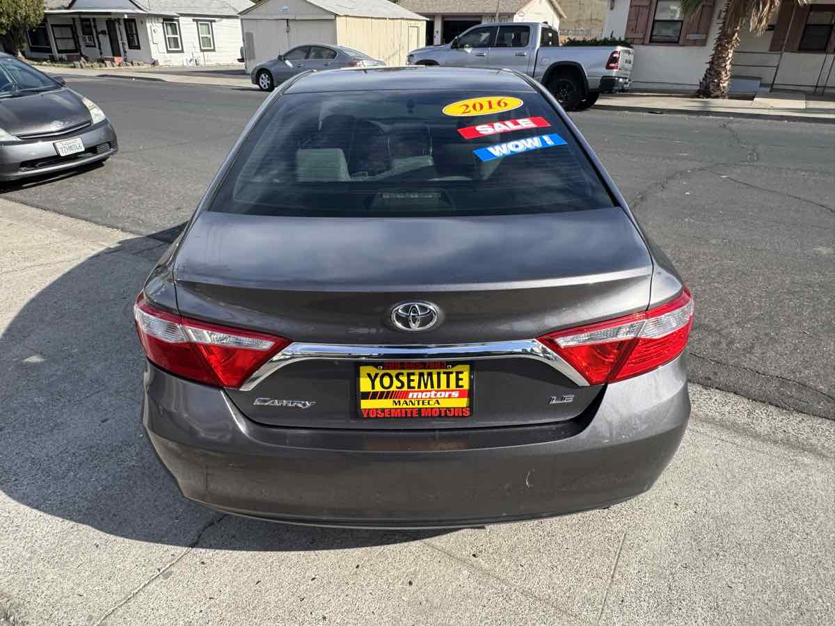 2016 Toyota Camry SE Image 8 of 14