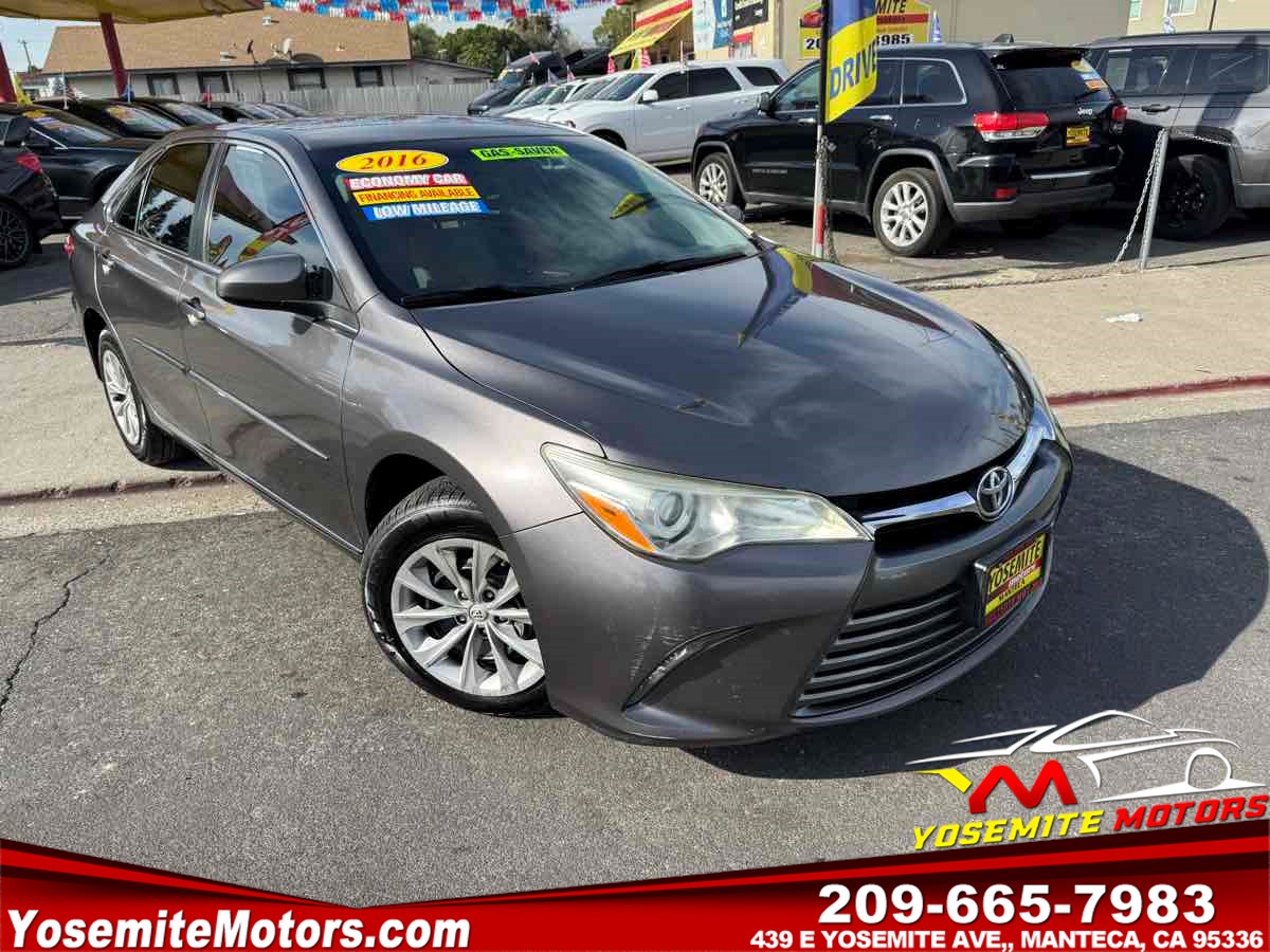 2016 Toyota Camry SE Image 4 of 14