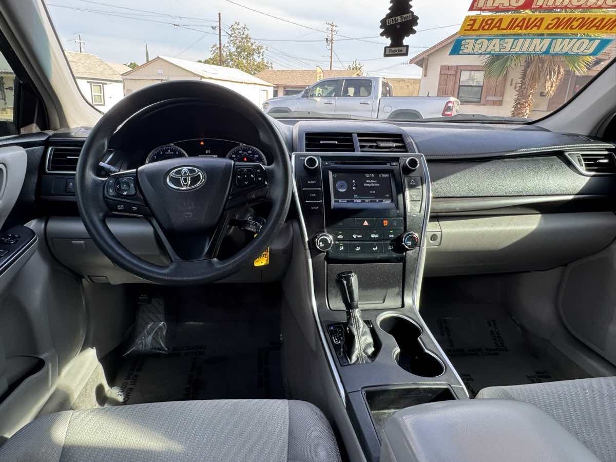 2016 Toyota Camry SE Image 9 of 14