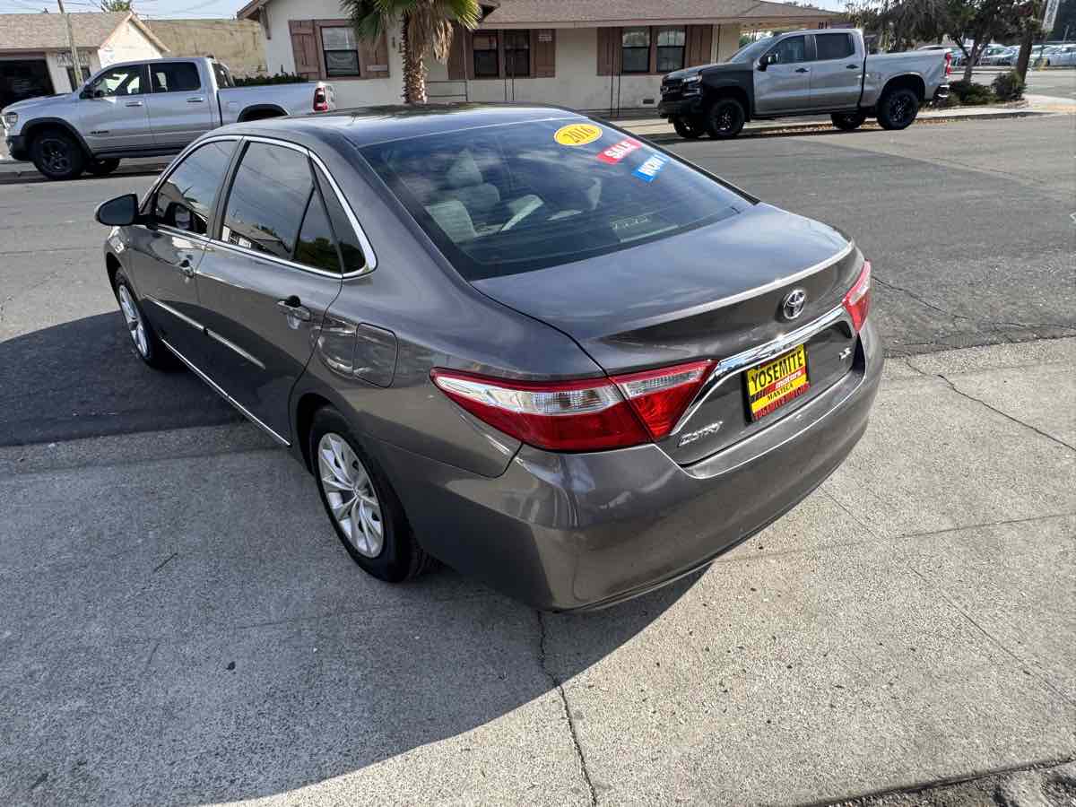 2016 Toyota Camry SE Image 7 of 14