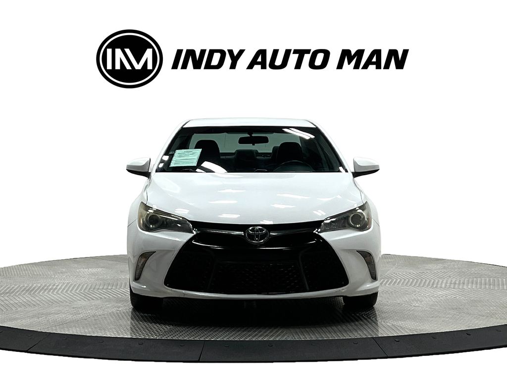 2016 Toyota Camry SE Image 2 of 39