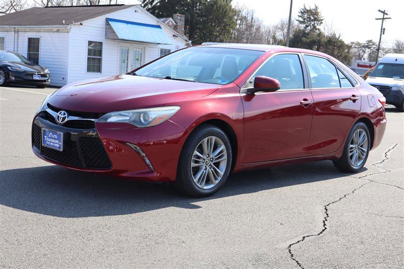 2016 Toyota Camry SE Image 2 of 29