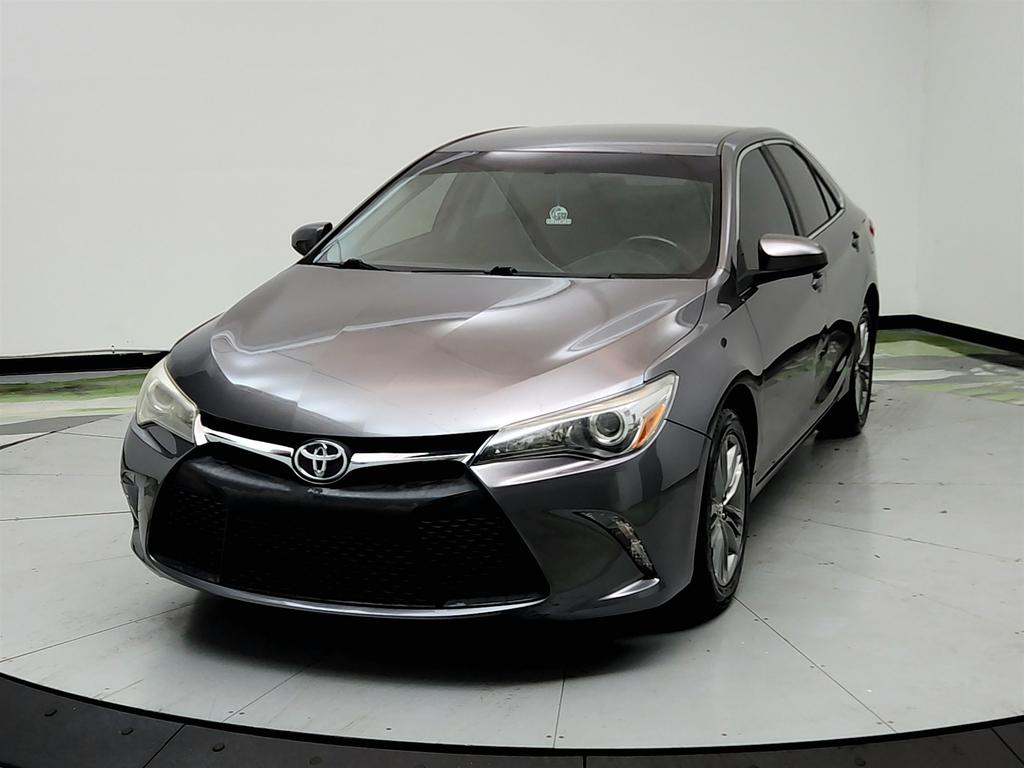 2016 Toyota Camry SE Image 2 of 41