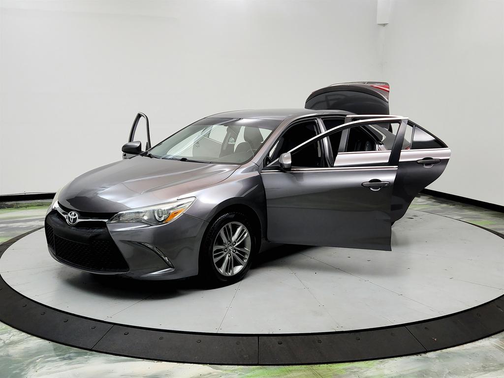 2016 Toyota Camry SE Image 3 of 41