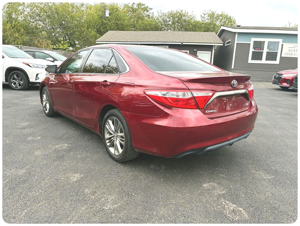 2016 Toyota Camry SE Image 5 of 20