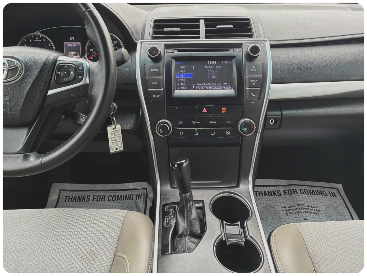 2016 Toyota Camry SE Image 9 of 20