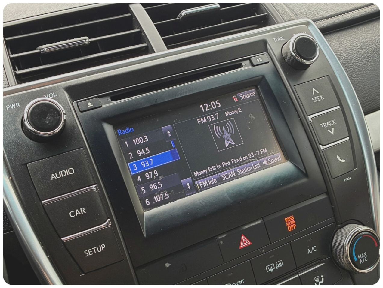 2016 Toyota Camry SE Image 11 of 20