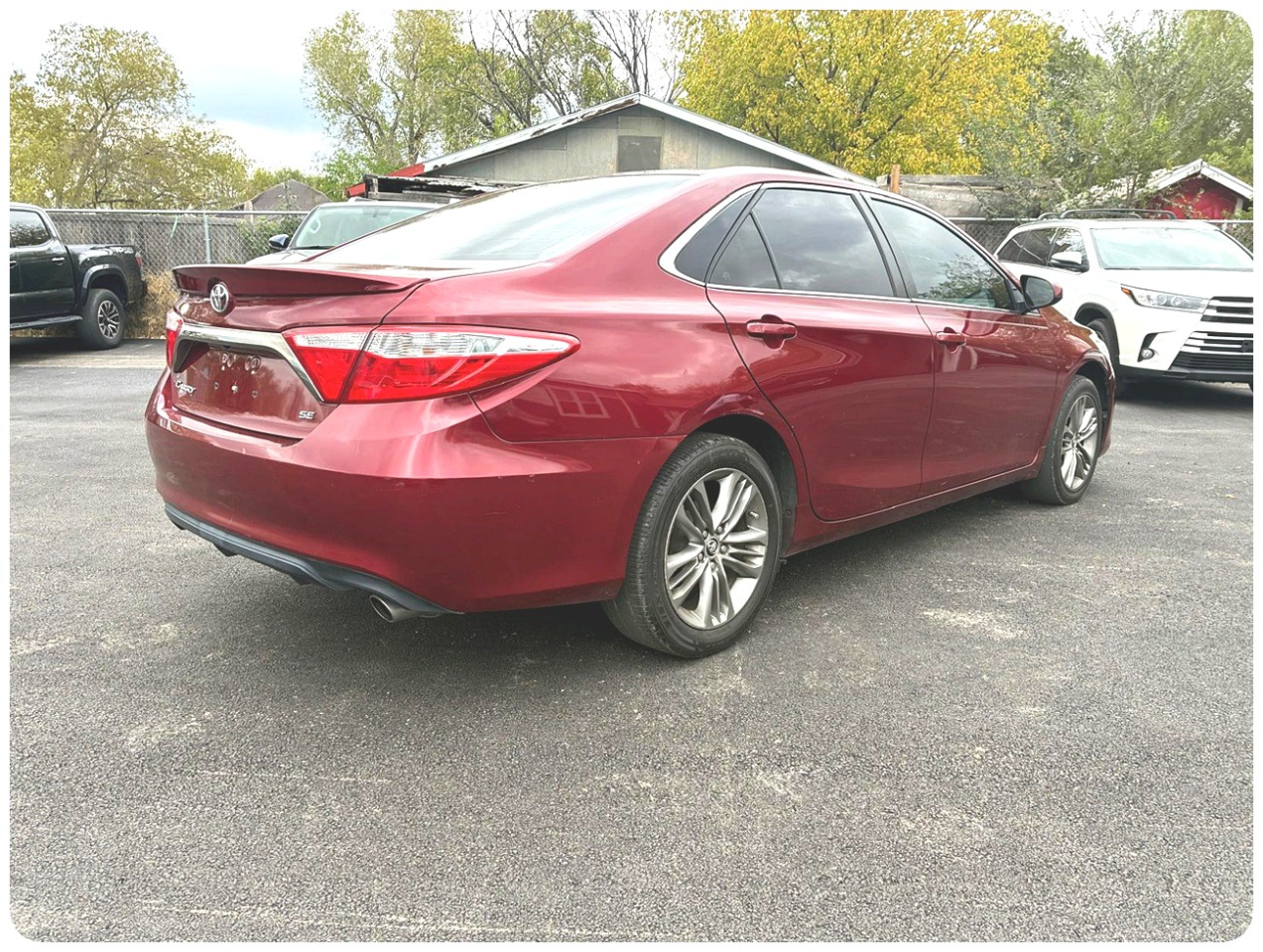 2016 Toyota Camry SE Image 4 of 20