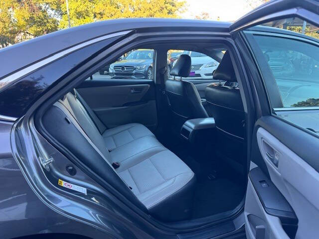 2016 Toyota Camry Image 8 of 15