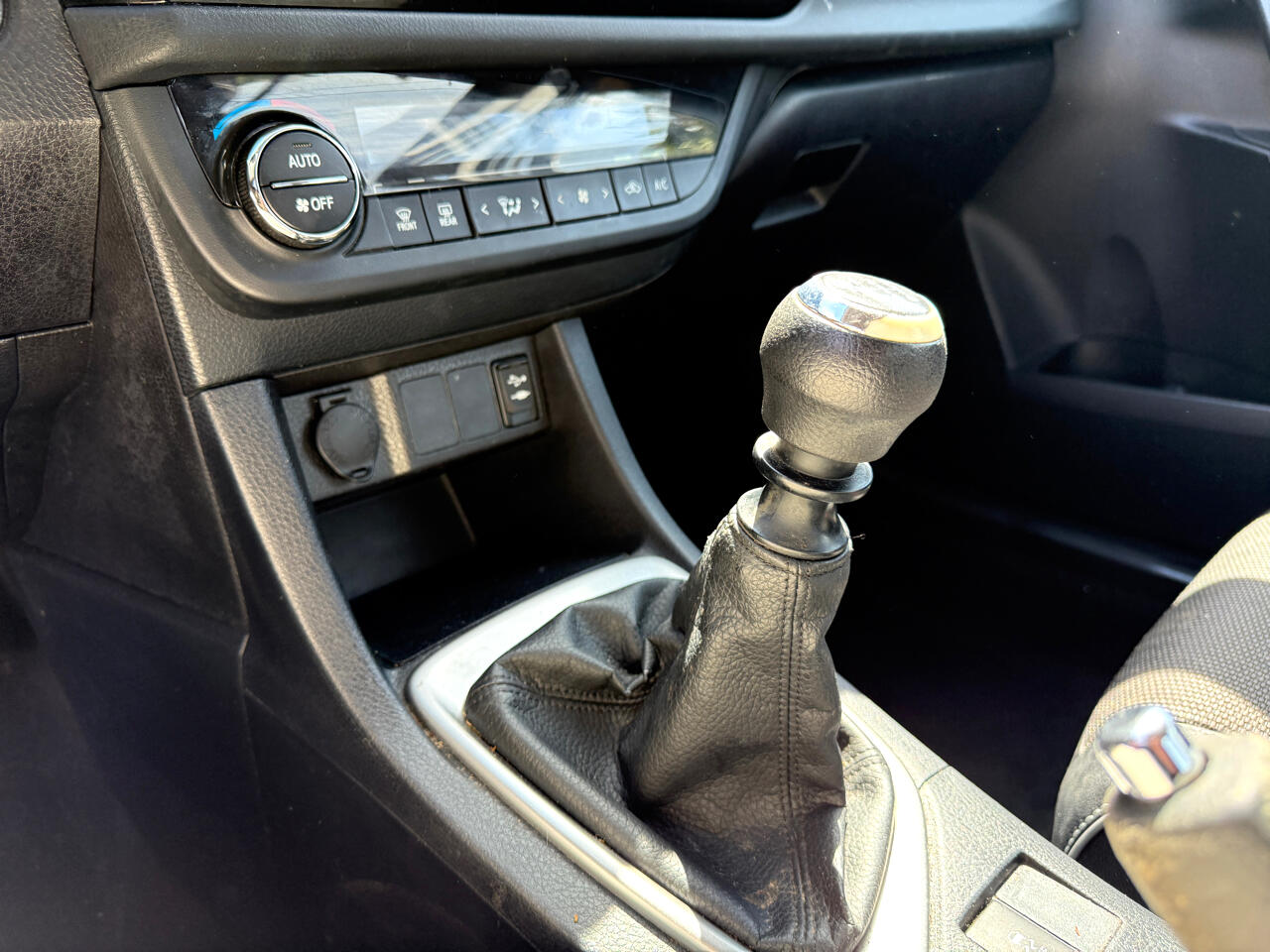 Vehicle image 21 of 27