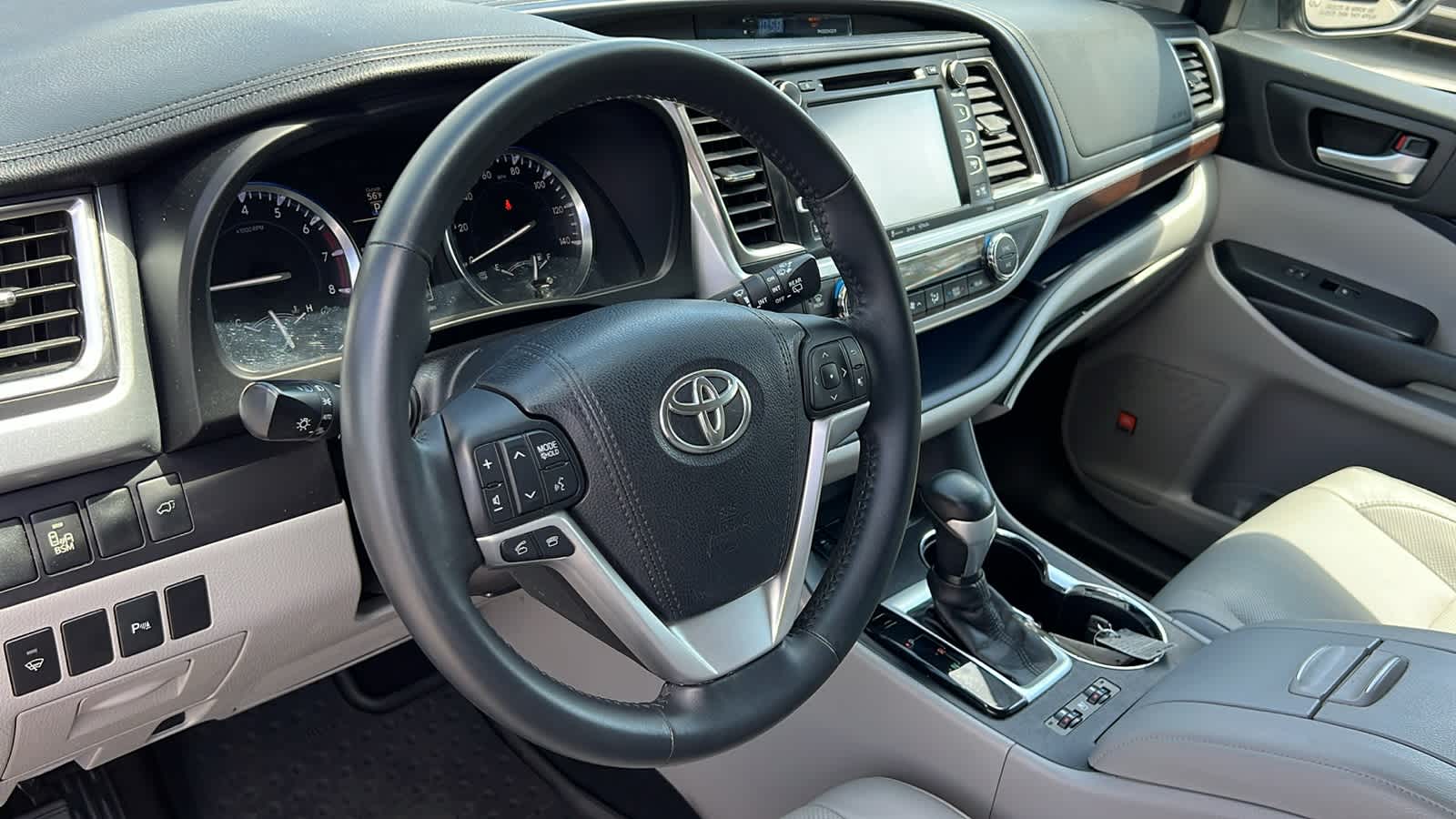 Vehicle image 10 of 30