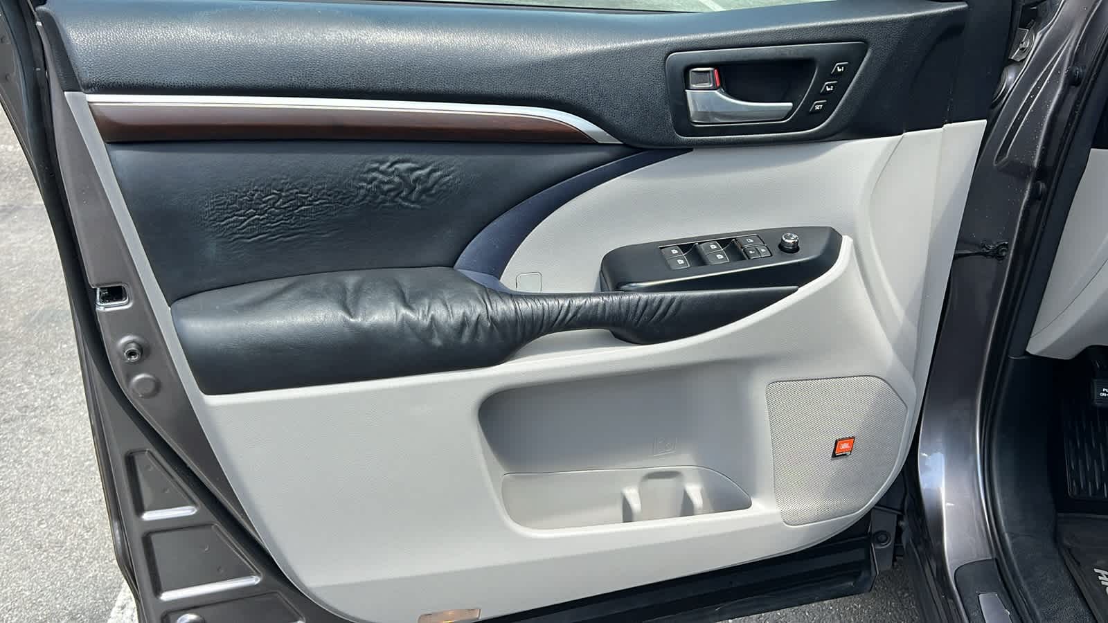 Vehicle image 23 of 30