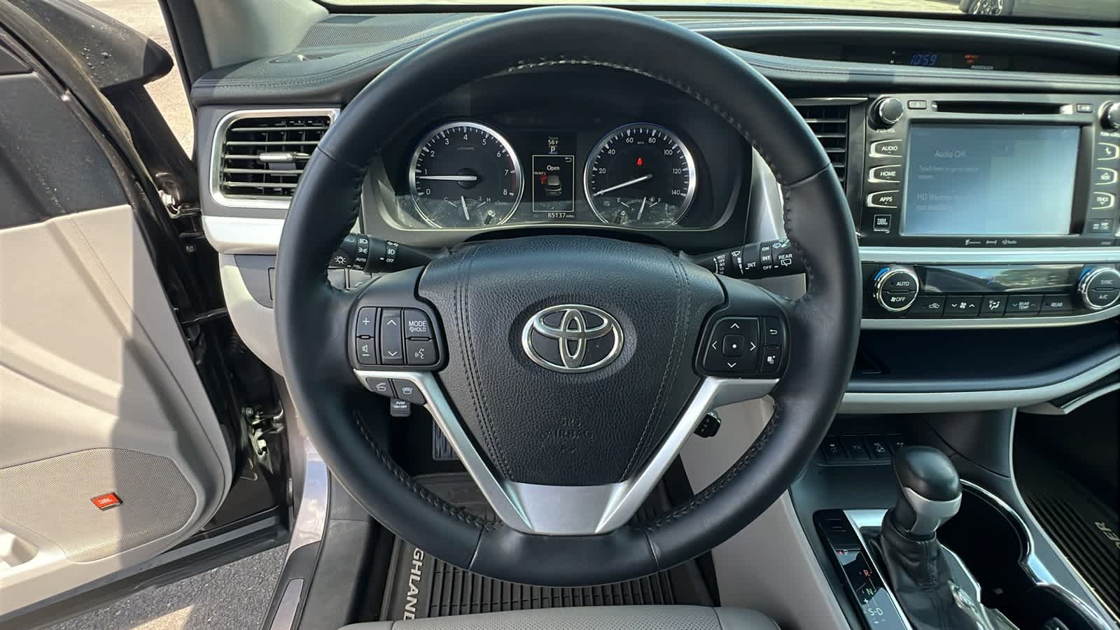 Vehicle image 18 of 30