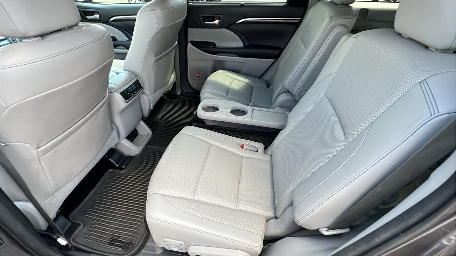 Vehicle image 24 of 30