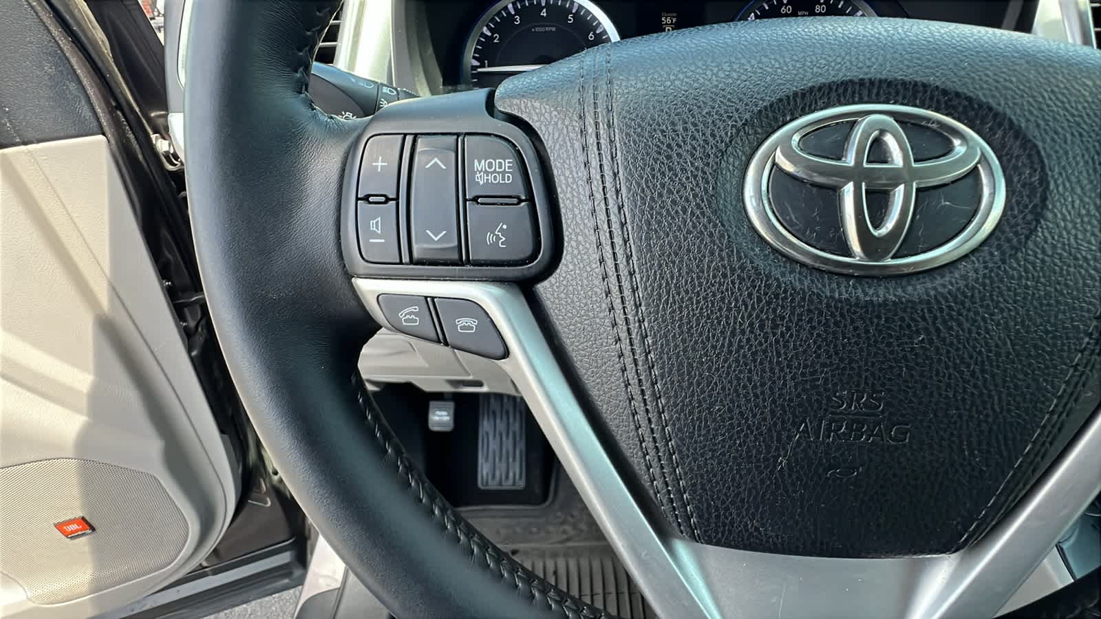 Vehicle image 19 of 30
